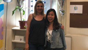 Estudiante del curso de español de larga duración Celia con Susana, su profesora