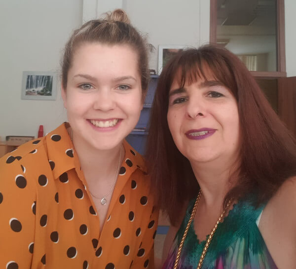 Annika mit Claudia, ihrer Mentorin an der Madrid Choir School width=