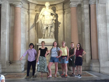 Nicola Curran y otros estudiantes en el museo
