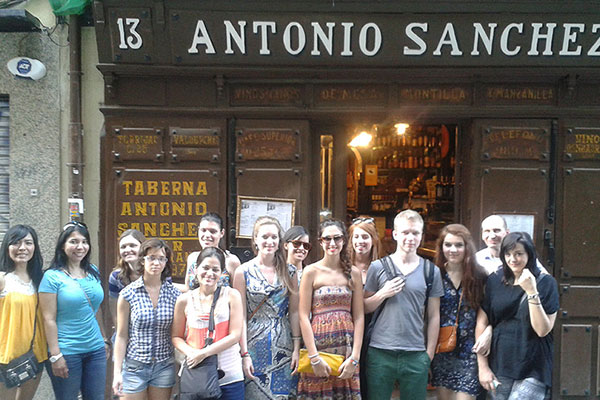 Group of foreign boys in front of the Antonio Sánchez tavern, in Madrid