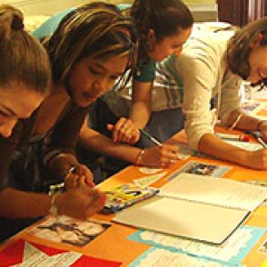 Chicas realizando un trabajo en grupo en un curos de idiomas